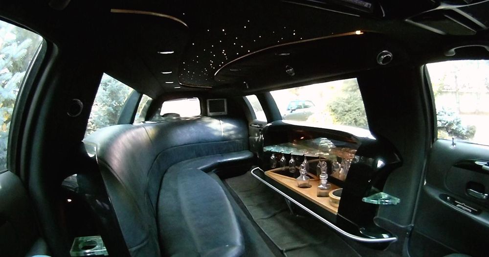 Vând limuzina lincoln Town car,