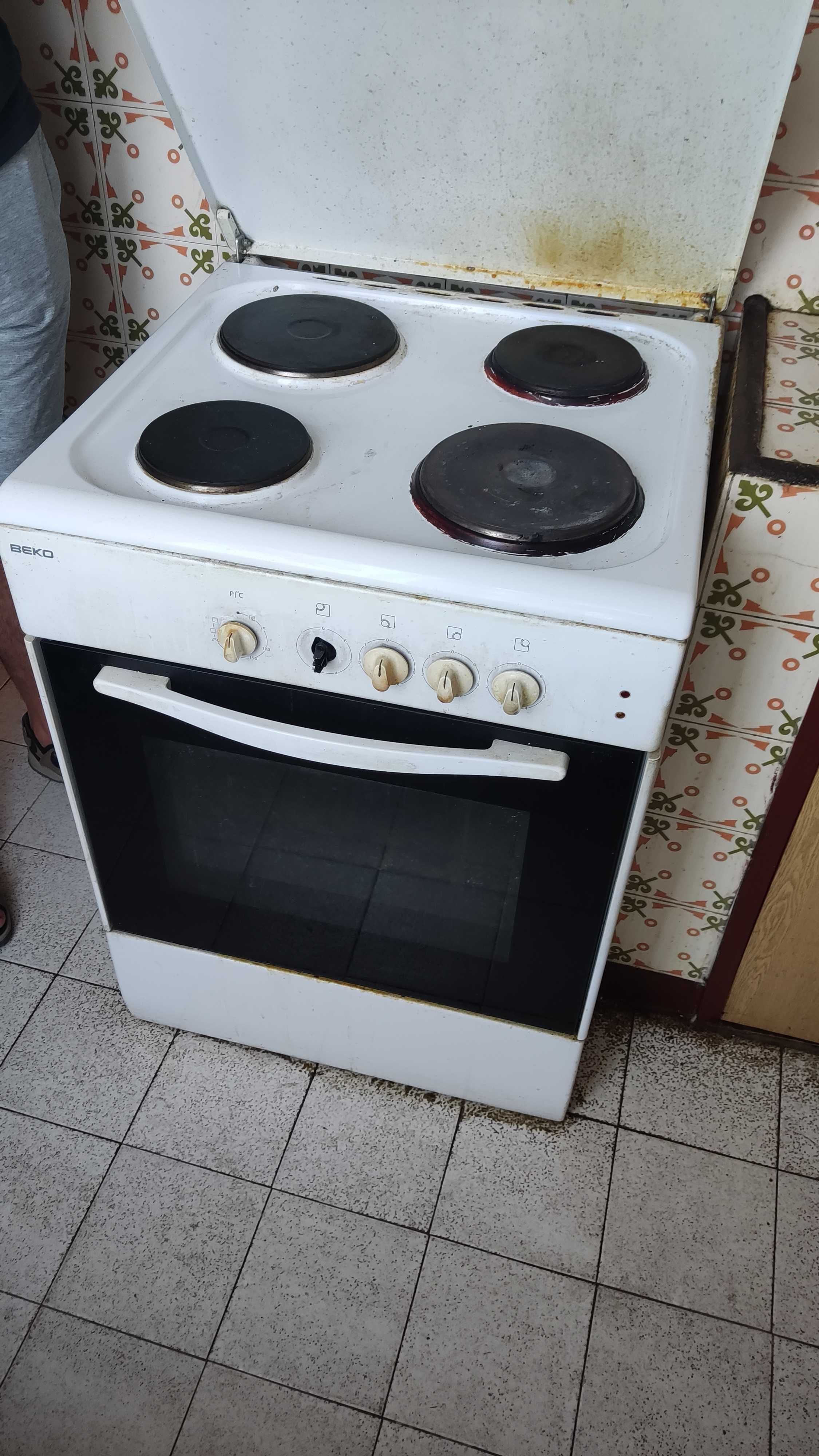 Продавам работеща готварска печка с 4 котлона