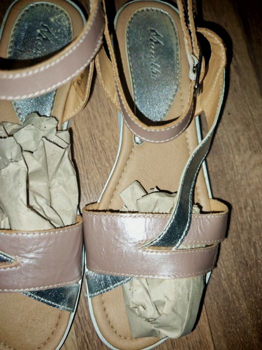 Vând sandale de dama