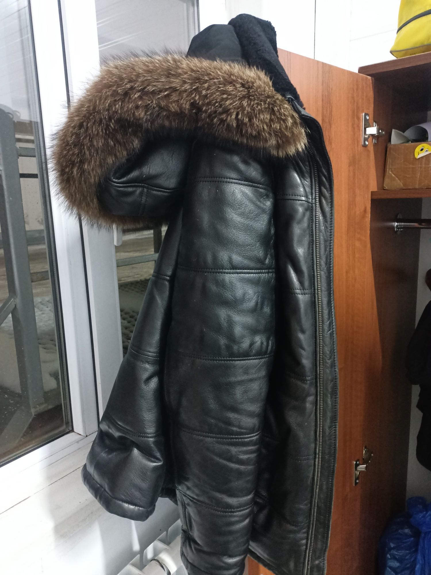 Продам кожаную куртку , воротник мутон, капишон писец