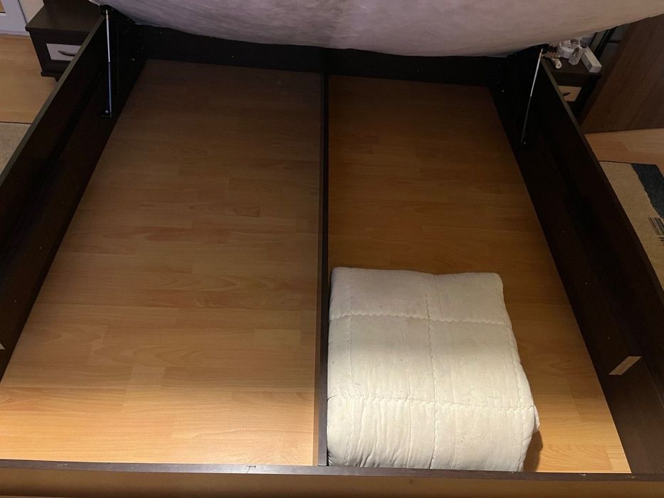 Продавам спалня с матрак 180/200 см.