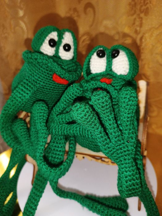 Вязанные игрушки, лягушки- подружки.