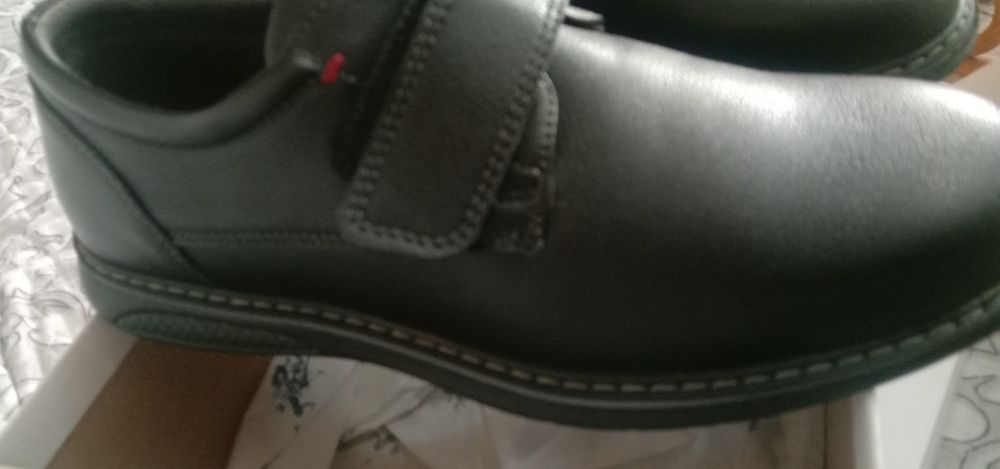 Продаю новые мальчиковые туфли.