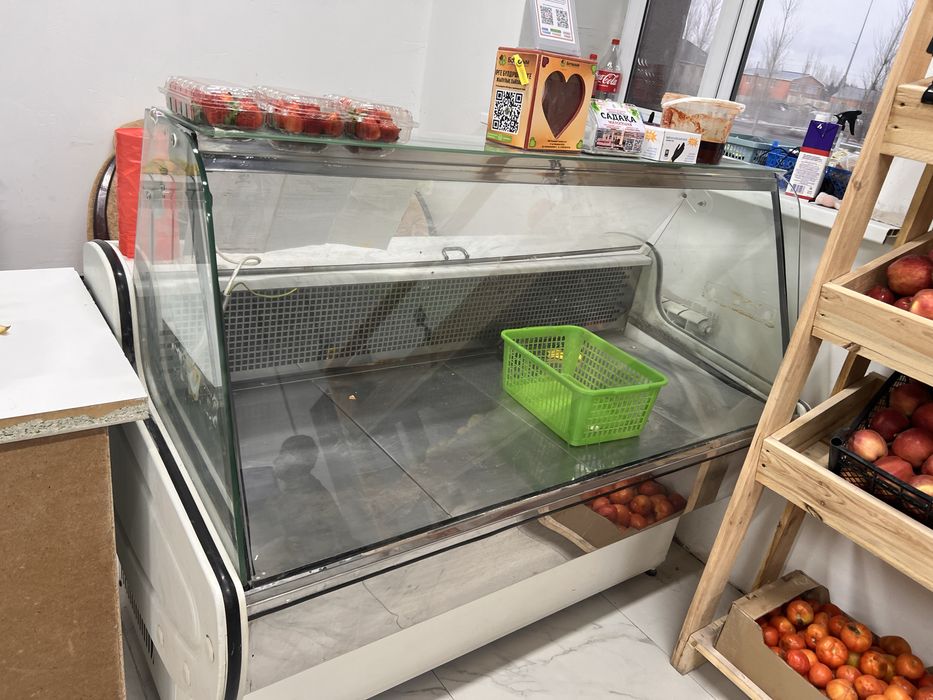 Виьринный холодильник