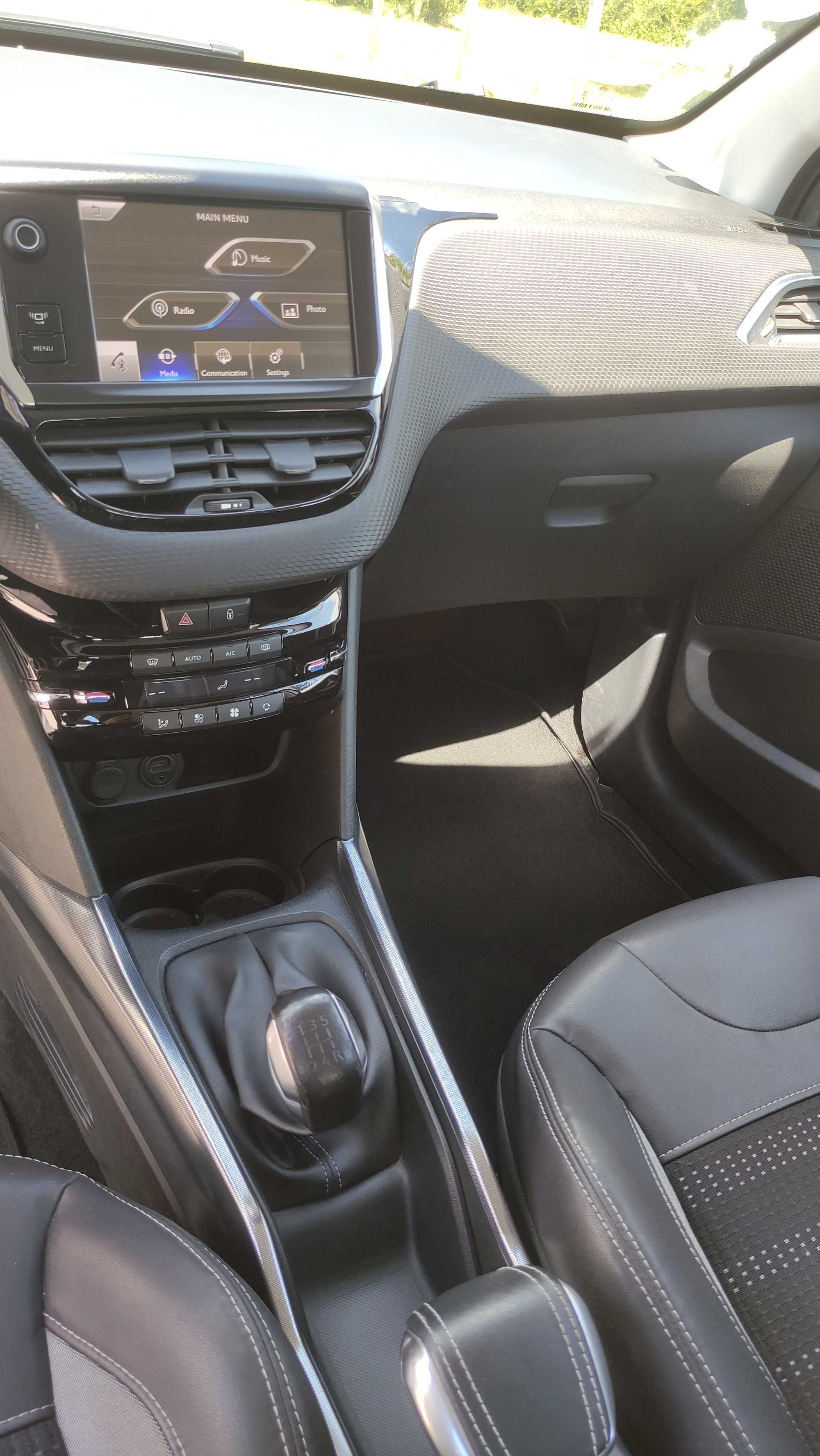 Peugeot 2008 e-HDI ALLURE 1.6 дизел кожа НОВ ВНОС Франция отличен