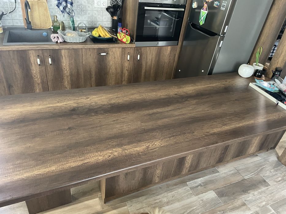 Маса тип островна с чекмеджета  няма забележки