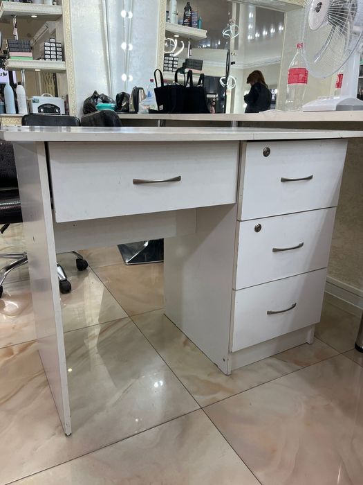 Маникюрный стол с тумбой