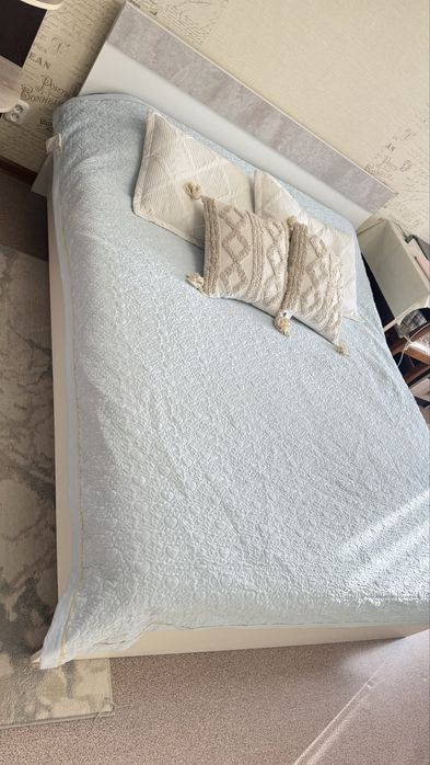 Продаётся стильная двуспальная кровать