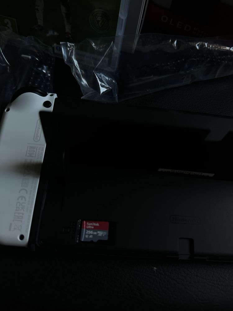 Nintendo Switch OLED 64GB + FC 25 + microSD 256GB – като нов!
