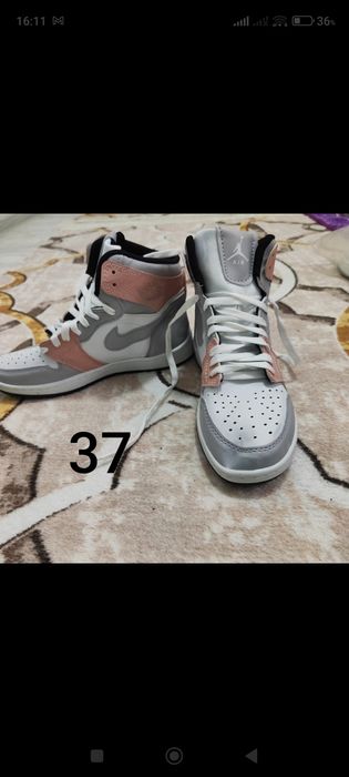 Adidași de vânzare