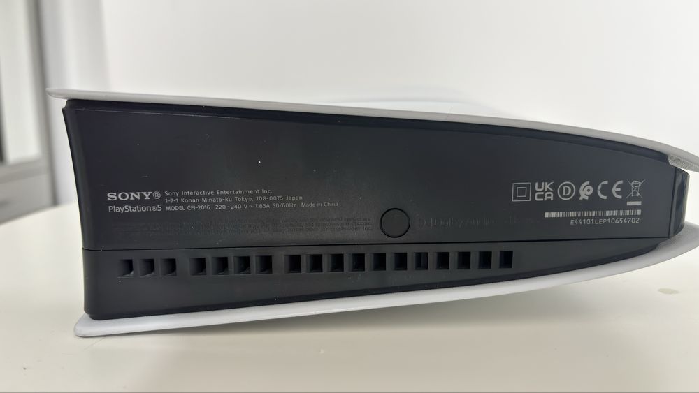 PS5 digital + maneta originala (are garantie inca un an)