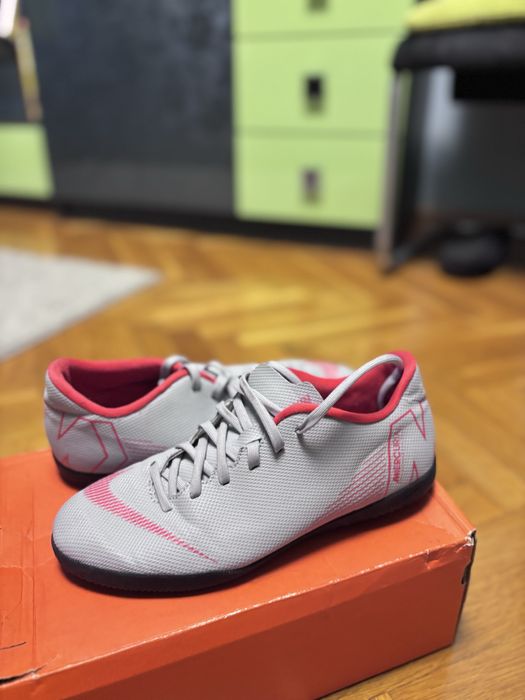 Футболни обувки стоножки Nike Mercurial 39