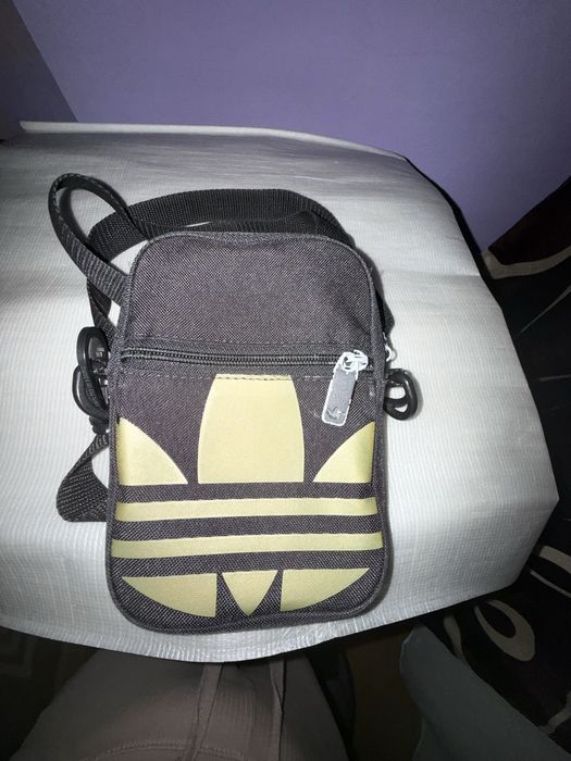 Gentuta de umar purtata dar in stare buna Adidas