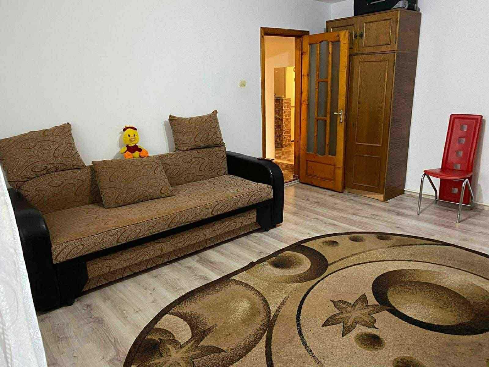 Închiriez apartament cu 2 camere camere