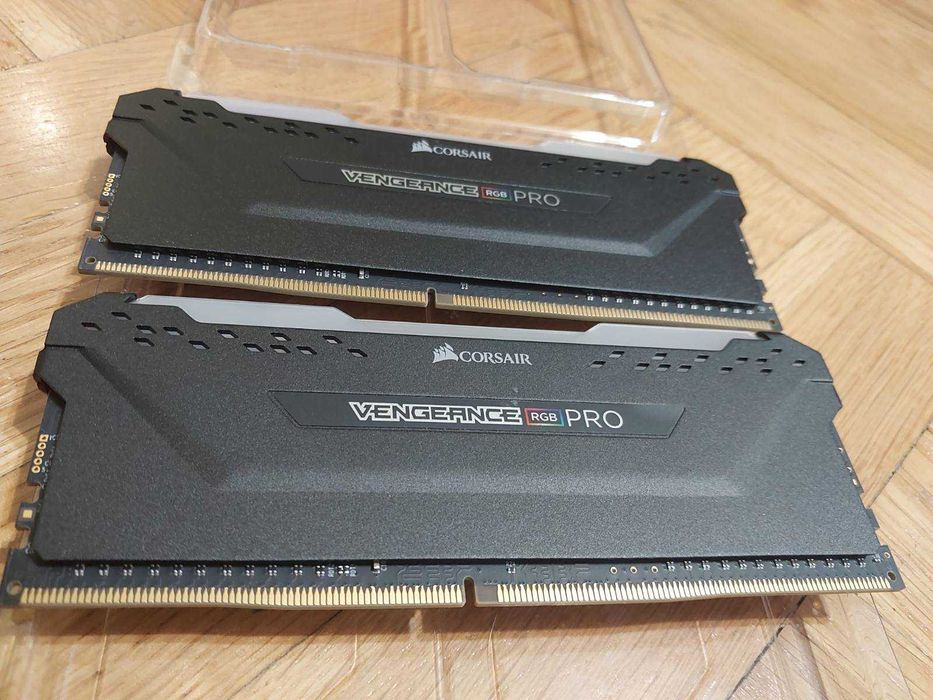 16GB 3200Mhz CL16 - Corsair Vengance RGB PRO