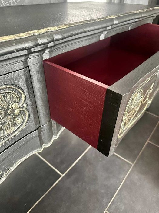 Comodă vintage elegantă în stil Louis XV – restaurată cu rafinament