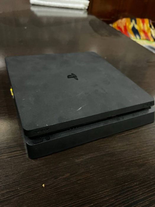 Play station 4 slim 1TB.