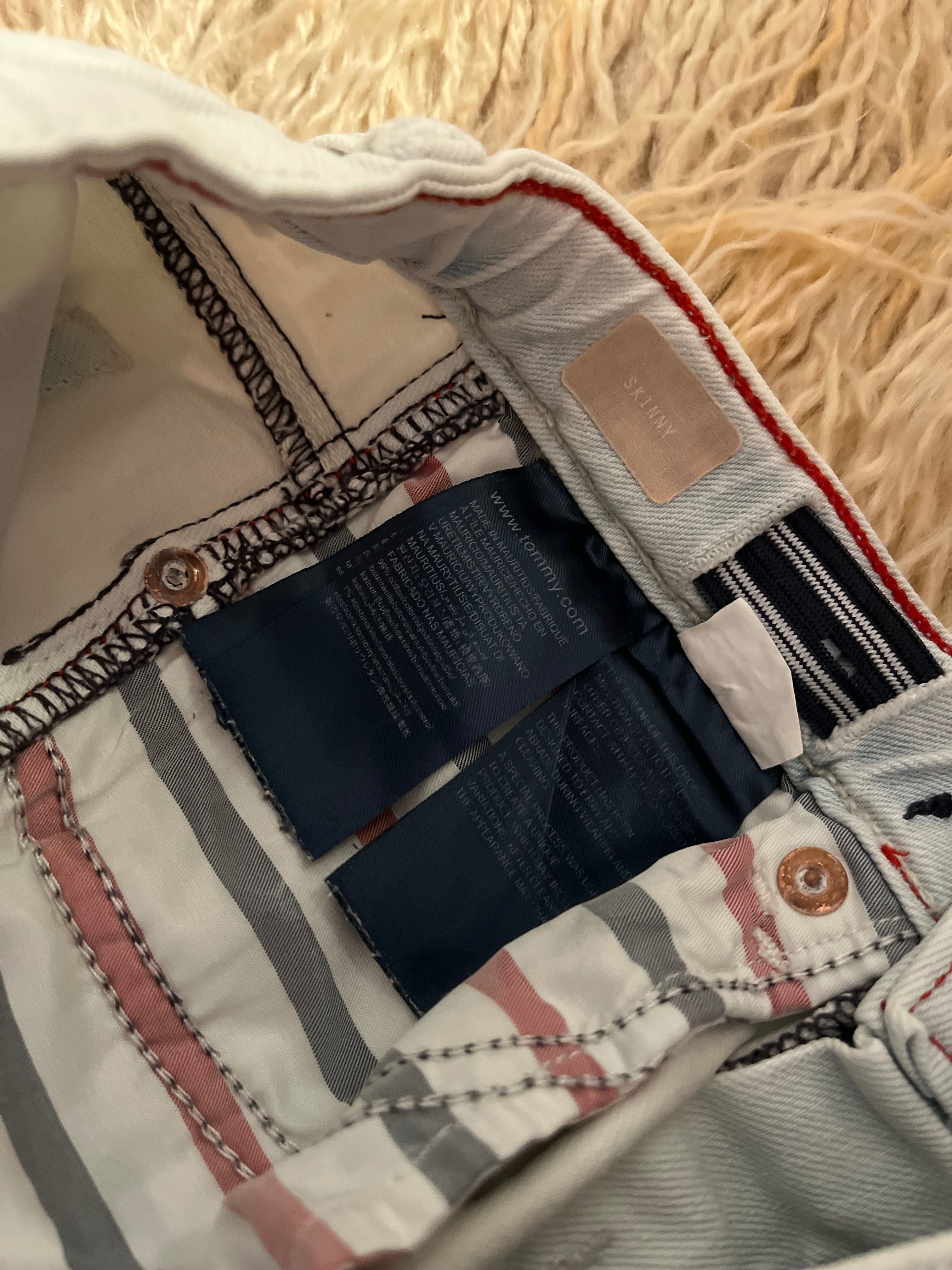 Накъсани дънки на Tommy Hilfiger