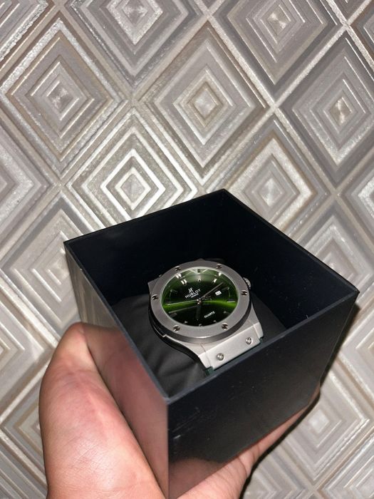 Hublot часы продаются люкс качество дёшево отдам так как не нужен