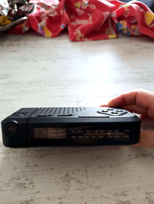 Radio portabil cu baterii și ceas electronic cu proiecție