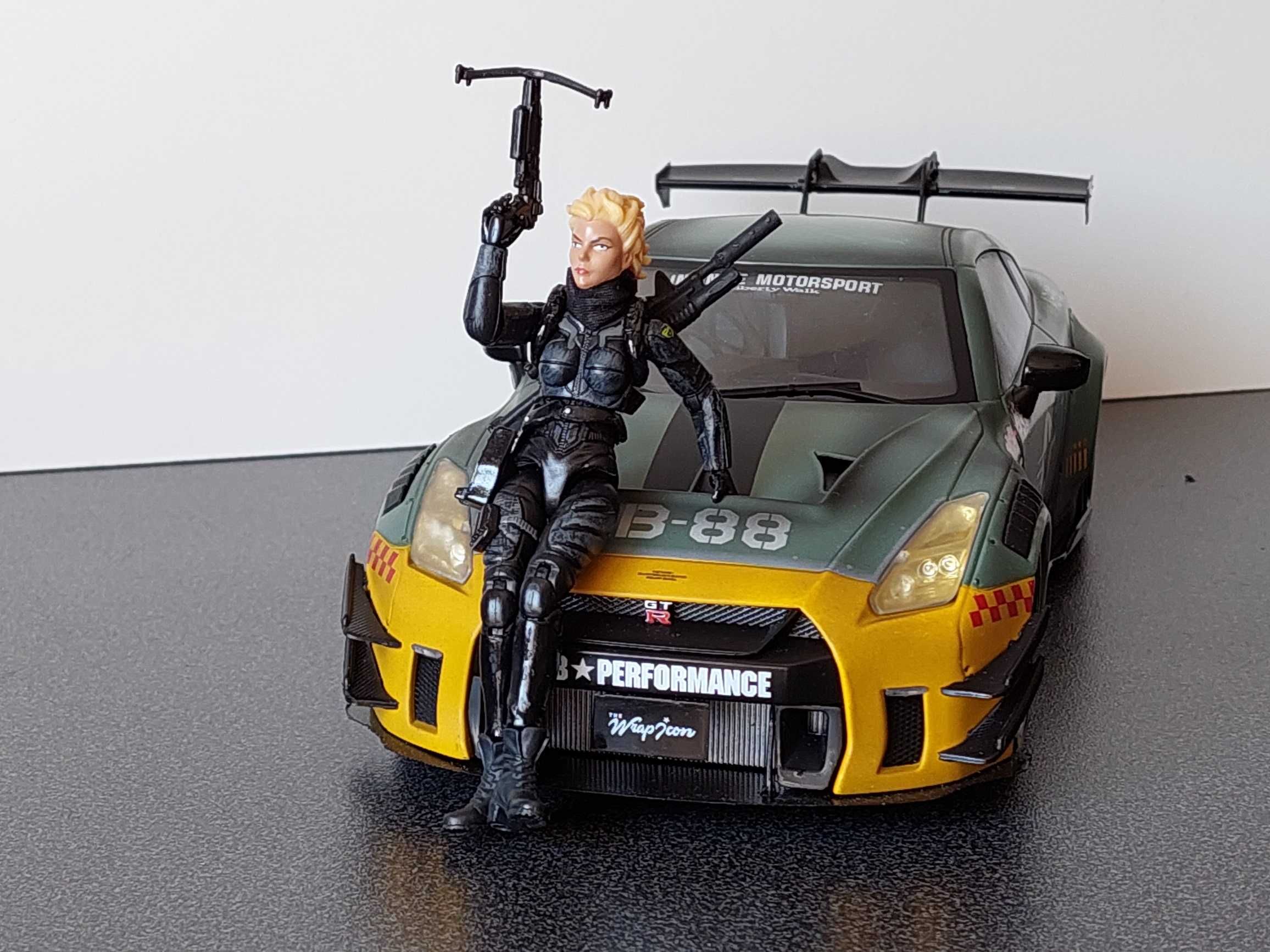 Set Macheta Nissan GTR si figurina - 1/18 - Solido si GI Joe