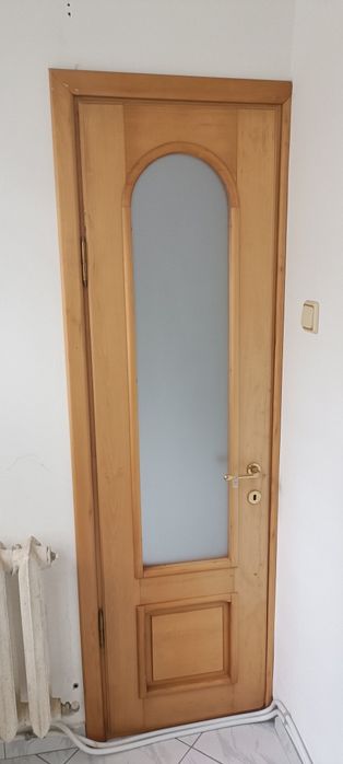Ușa de interior din lemn cu toc