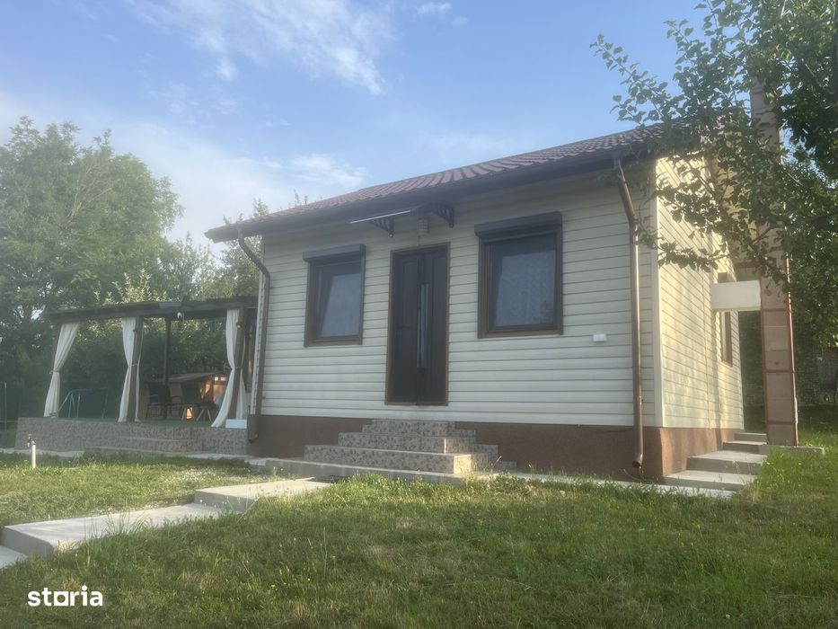 Vând casă la munte