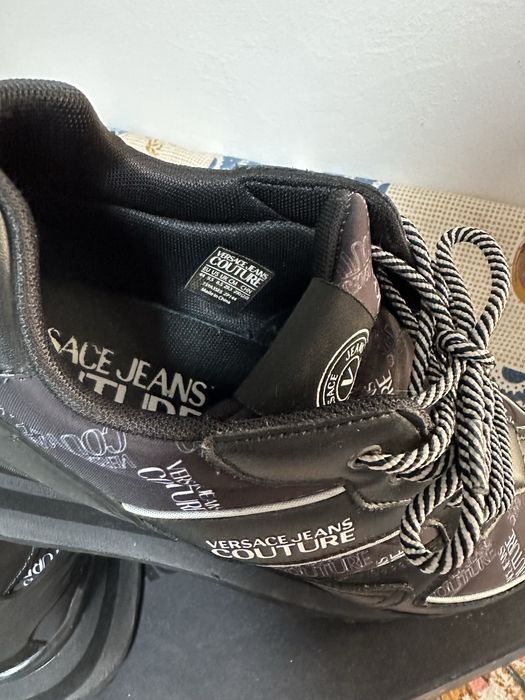 Adidasi versace in stare bună