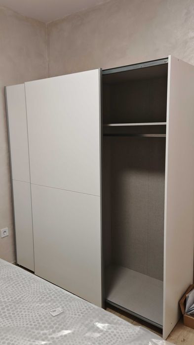 Продавам двукрилен гардероб с плъзгащи врати