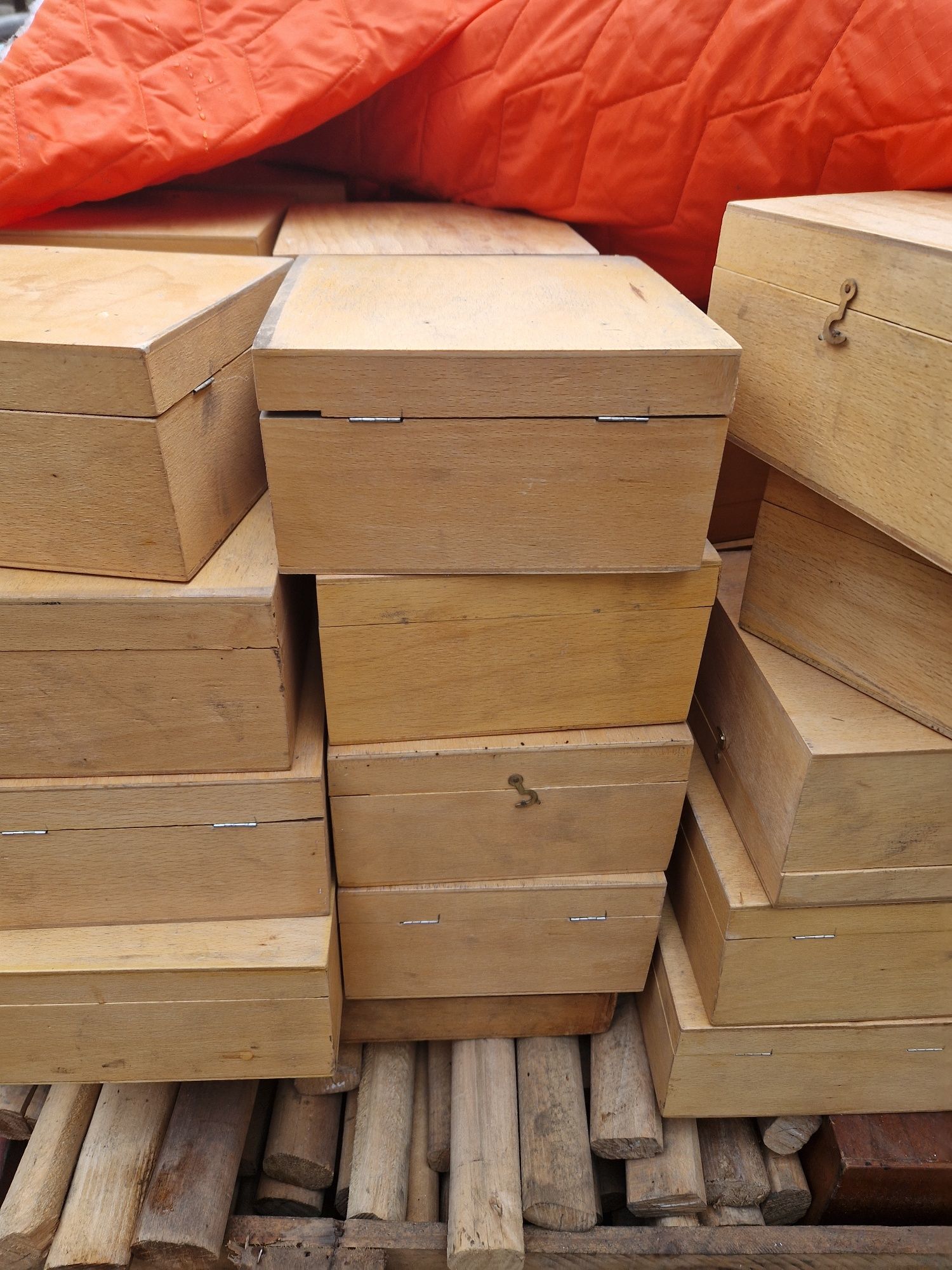 Cutii din lemn masiv noi