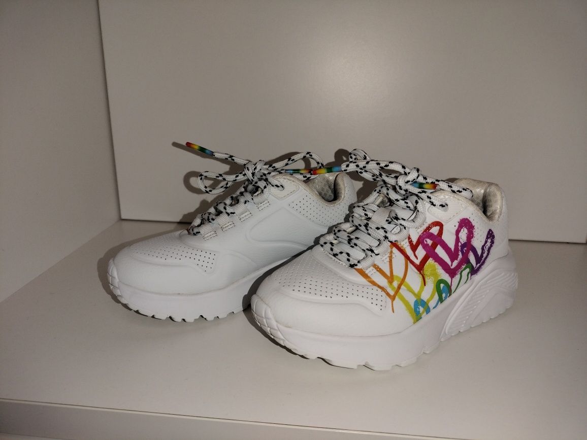 Pantofi sport marca Skechers de fetițe în stare excelentă