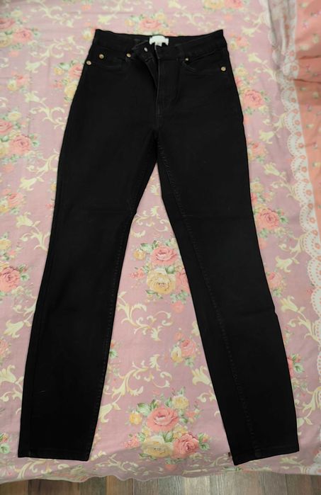 Продаются черные джинсы