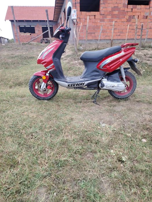Scuter focus cu motor de Yamaha