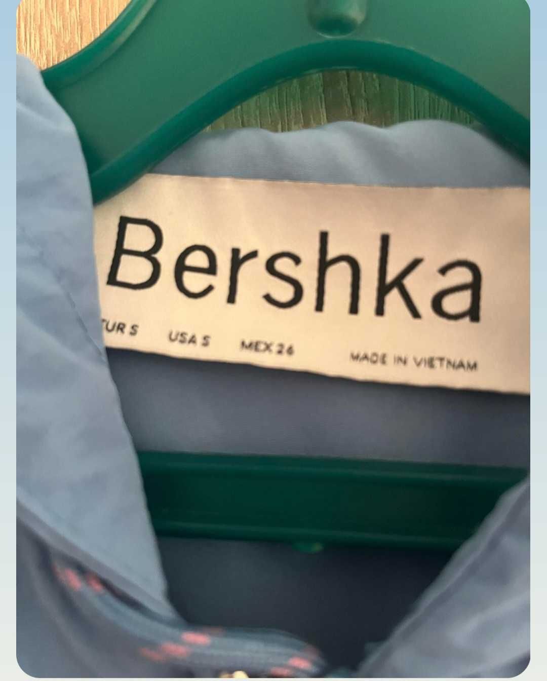Продавам яке Bershka пролет-есен