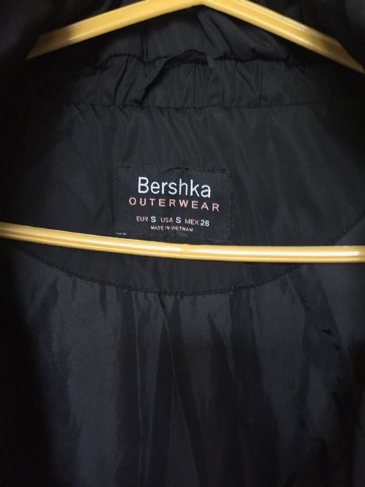 Geaca neagra Bershka