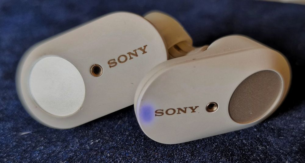 Беспроводные наушники SONY.