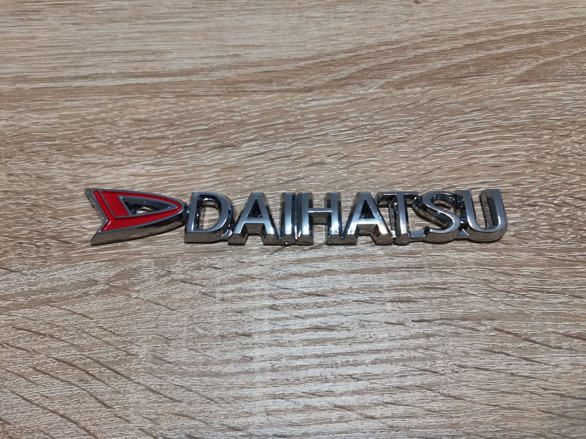 надпис лого емблема Daihatsu Дайхацу