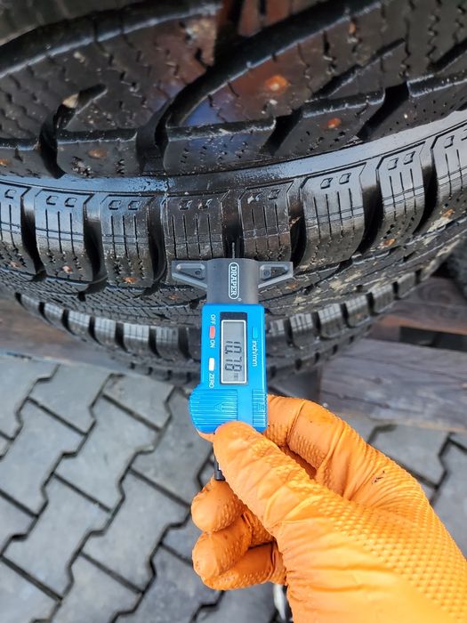 Roți jante cu anvelope de iarna 5x139.7  235/75/15 r15