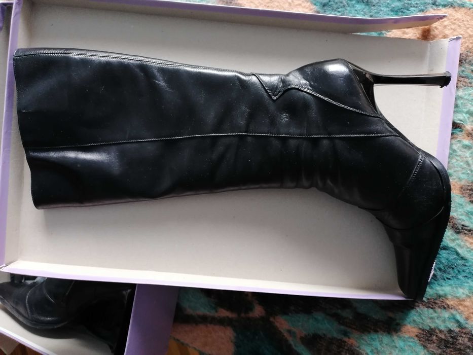 Cizme din piele naturală de calitate.