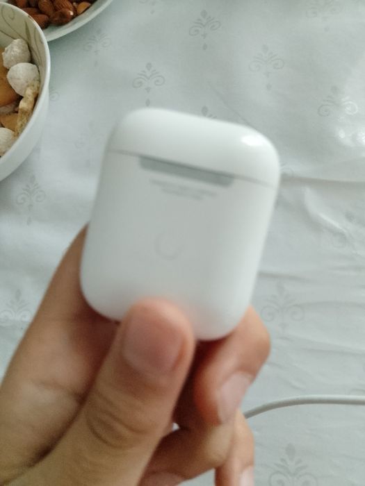 Айрподс один не рабочий один работает зарядки нету.