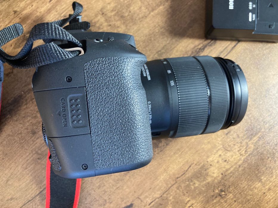 Kit Canon EOS D90 + obiectiv 18 - 135mm USM și încărcător - 200 cadre