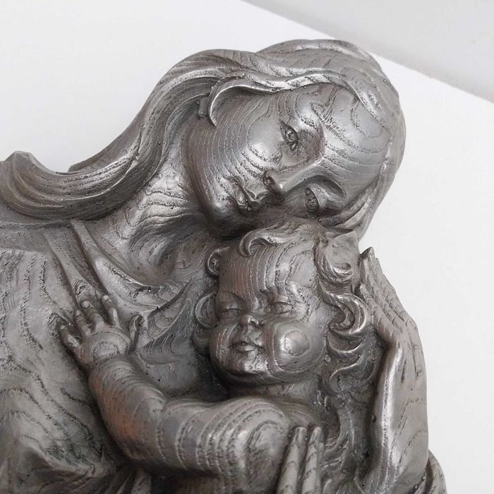 НАЙ ДОБРАТА ОФЕРТА Барелеф майка с дете