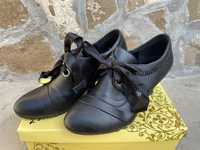 Черни обувки с панделки