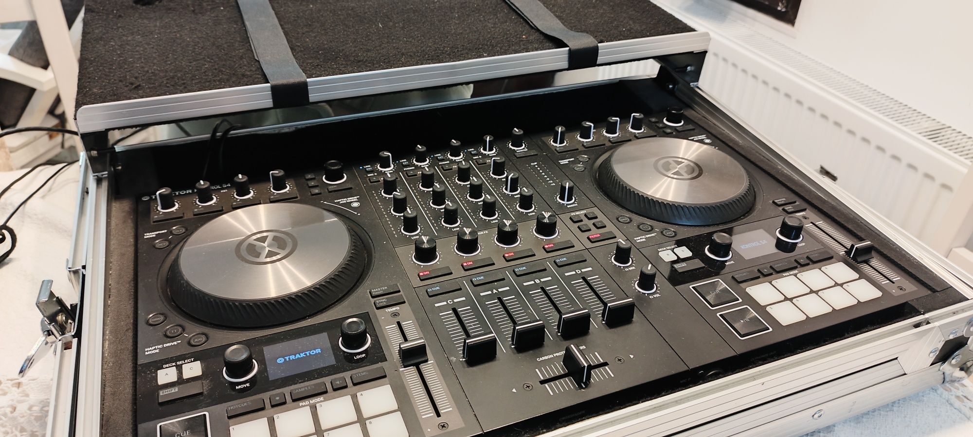 Consola Dj Traktor S4 MK3 + Case original