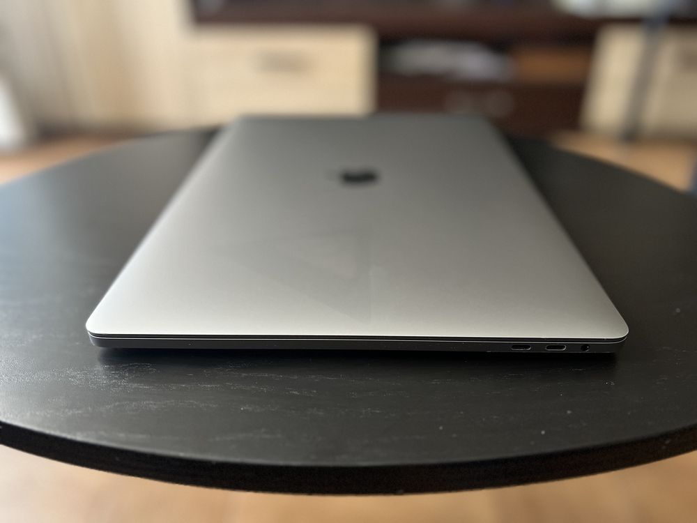 Отличен MacBook Pro 15” i9 512GB 16GB 4GB Video Space Grey