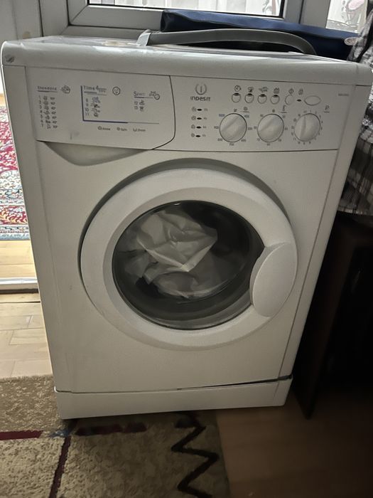 Продам стиральную машину Indesit