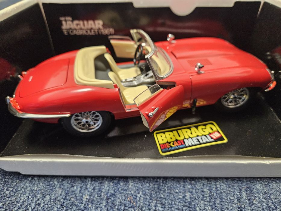 Macheta Die-cast Metal/Plastic Bburago scala 1:18 Jaguar E Cabriolet