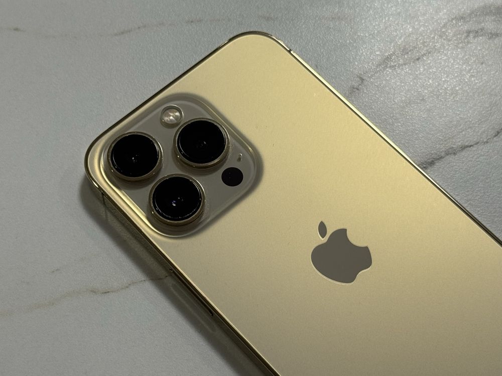 iPhone 13 Pro 256GB Gold с кейс и зарядно