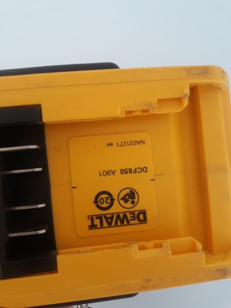 Vând Impact DeWALT 18-20 V
