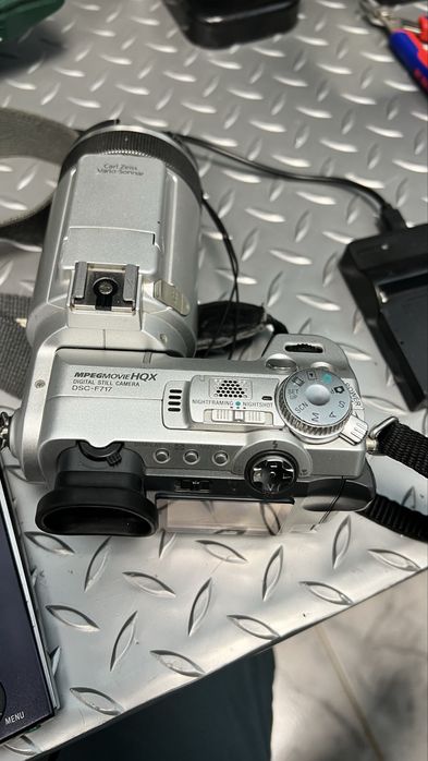 Фотоапарат Sony DSC-F717 и електронен четец Sony